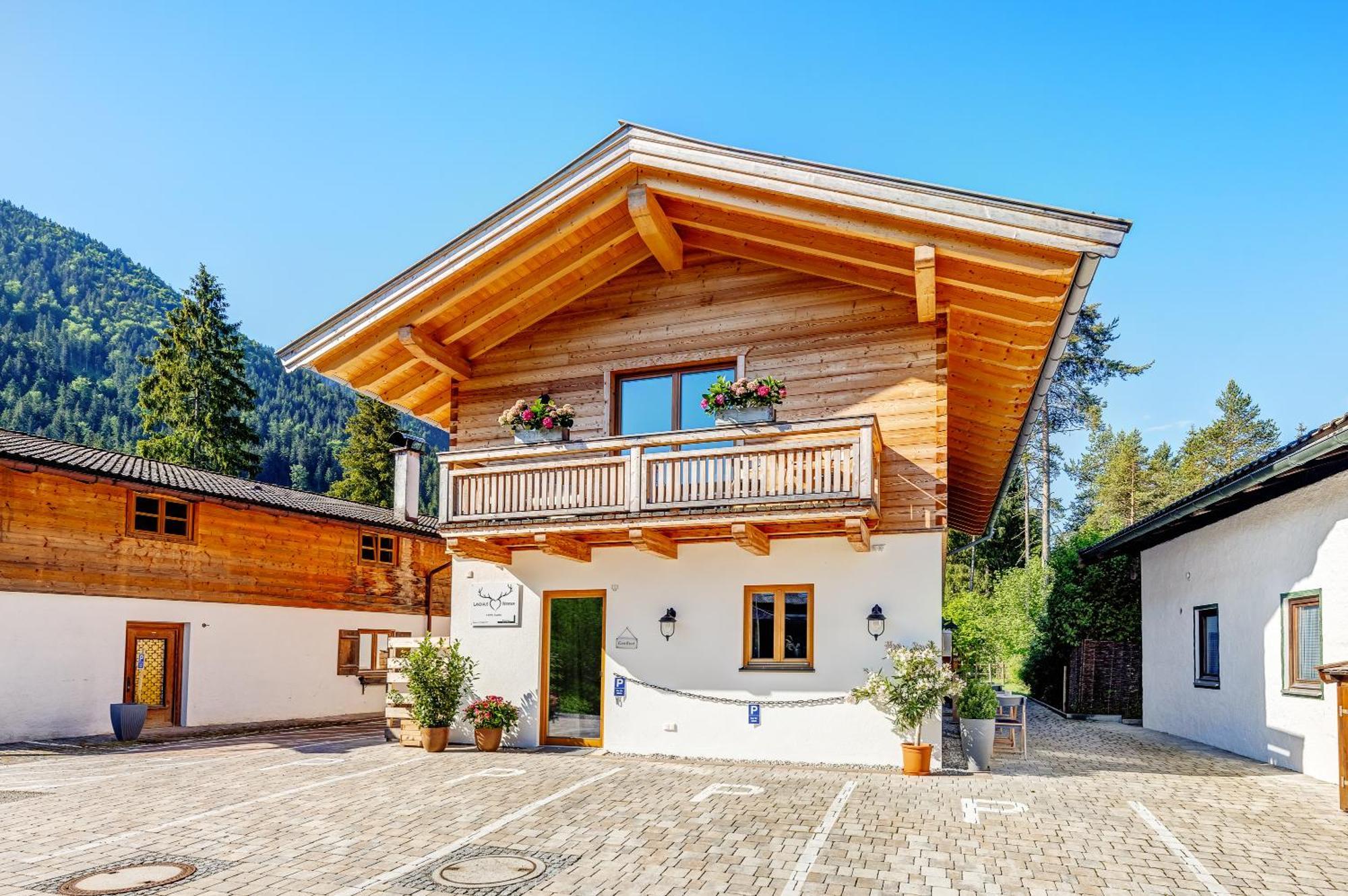 Trinis - Gaestezimmer - Bad - Bett - Kleine Kaffee - Tee-theke Mit Kuehlschrank - Parkplatz Vakantiehuis